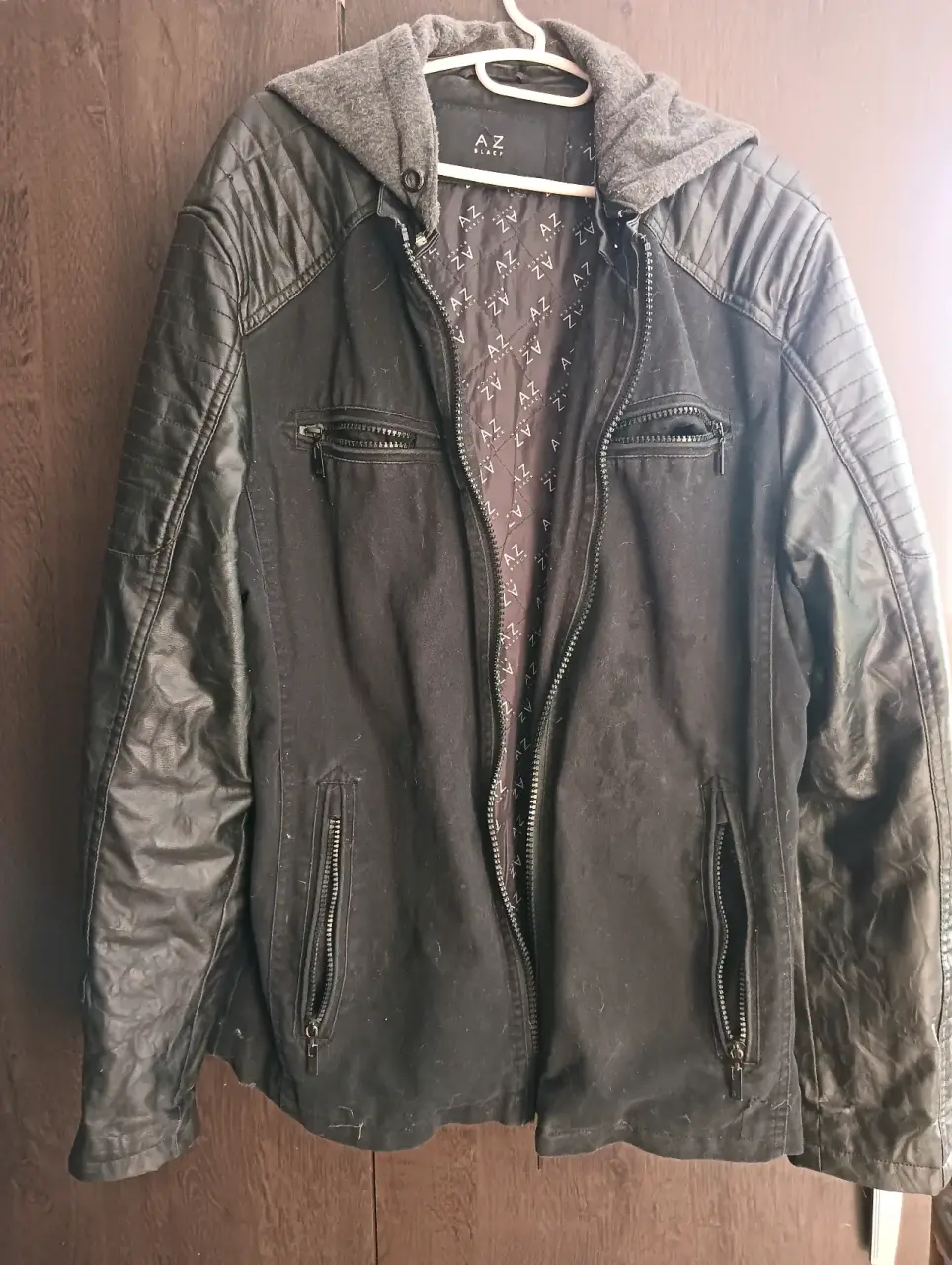 Chaqueta negra con capucha - miniatura 2