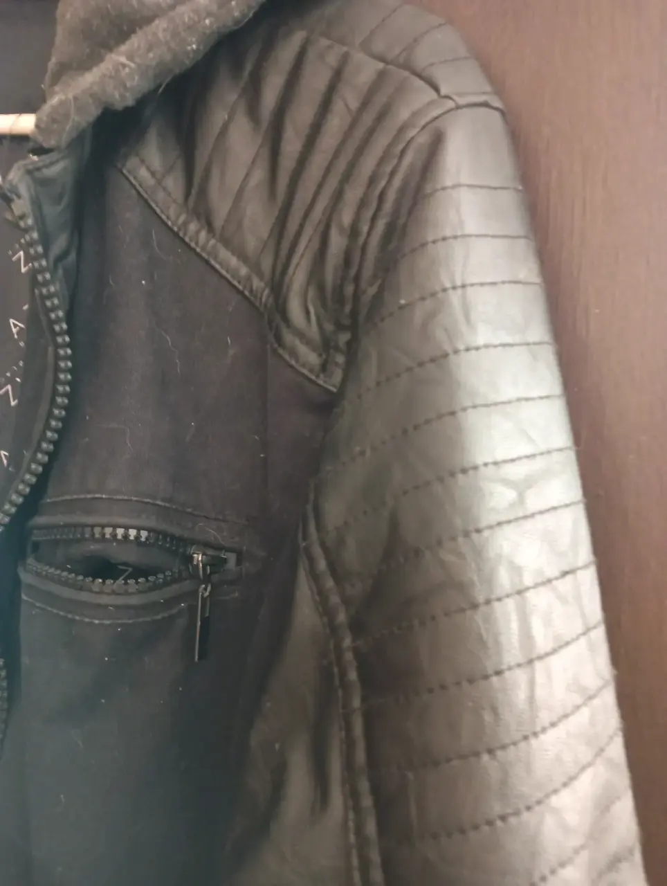 Chaqueta negra con capucha - miniatura 4