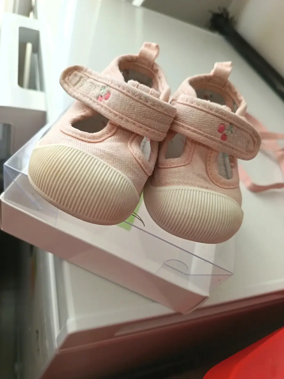 Zapatos bebé rosados en caja - miniatura 3