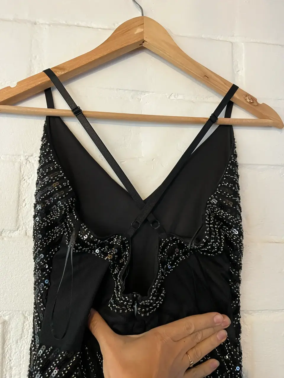 Vestido negro con mostacillas y lentejuelas - miniatura 2