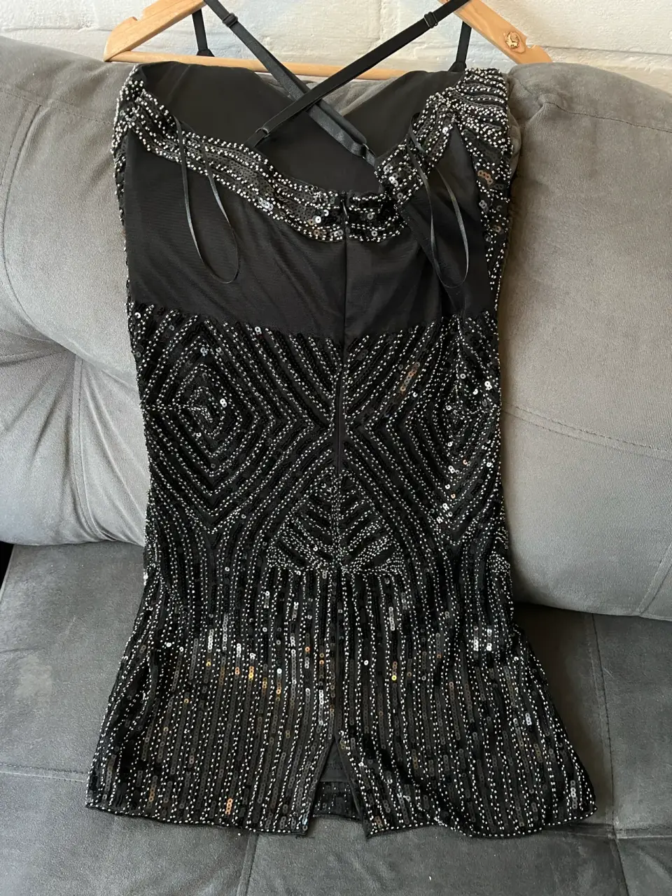 Vestido negro con mostacillas y lentejuelas - miniatura 3