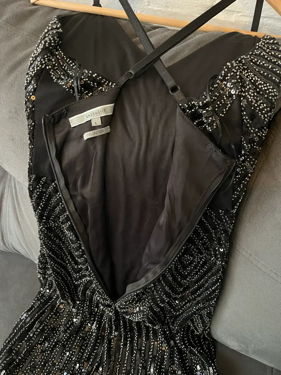 Vestido negro con mostacillas y lentejuelas - miniatura 4