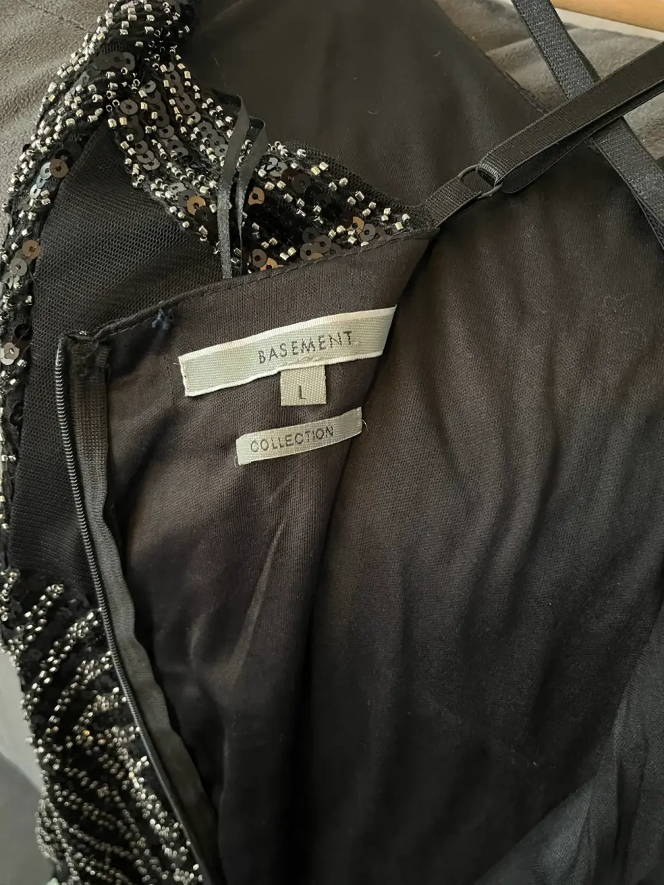 Vestido negro con mostacillas y lentejuelas - miniatura 5