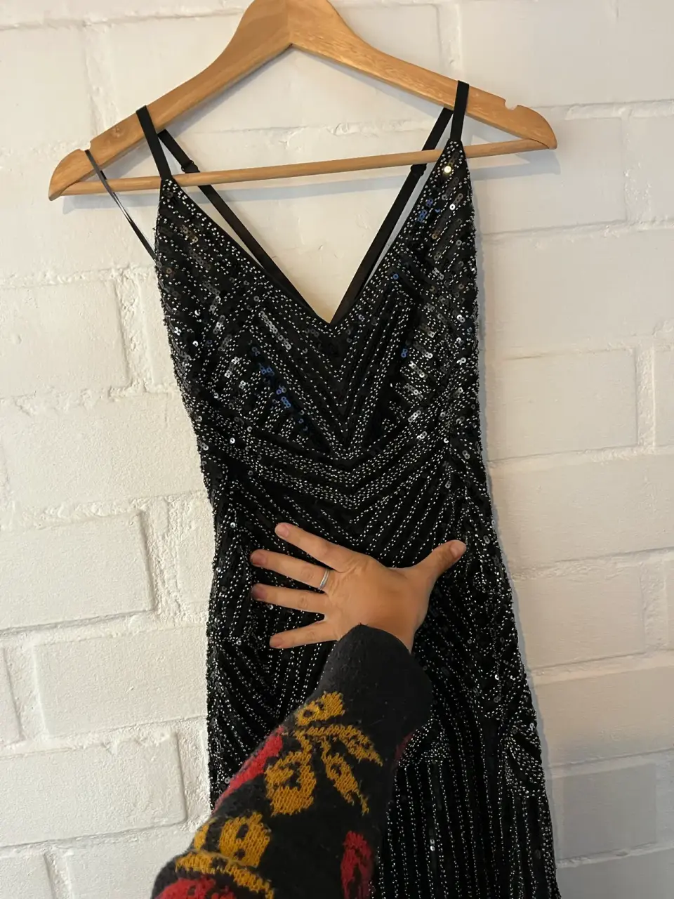 Vestido negro con mostacillas y lentejuelas - miniatura 6