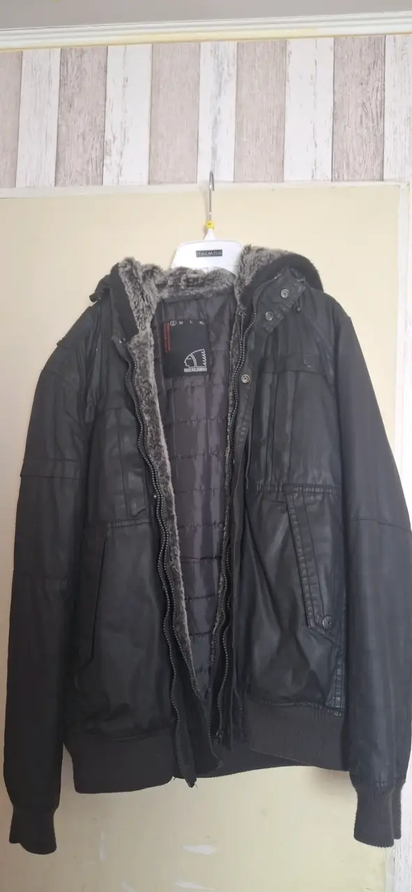 Chaqueta negra con capucha - miniatura 1