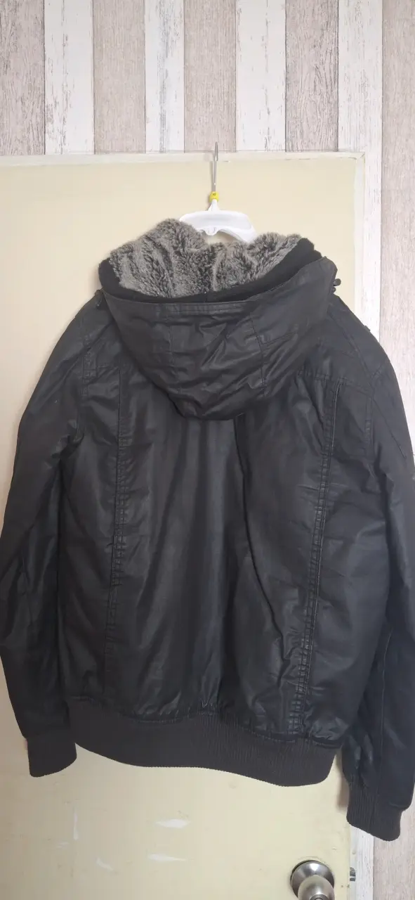 Chaqueta negra con capucha - miniatura 2