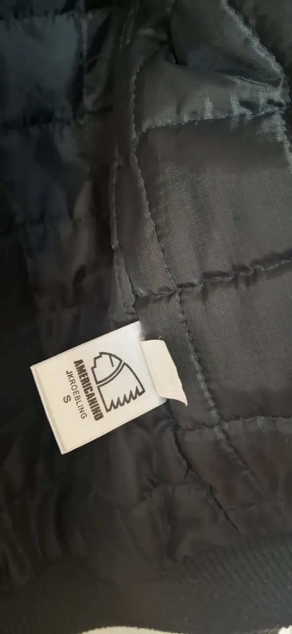 Chaqueta negra con capucha - miniatura 4