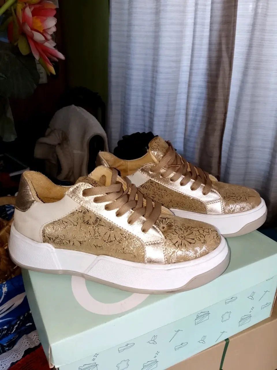 Zapatillas doradas con diseño floral - miniatura 1