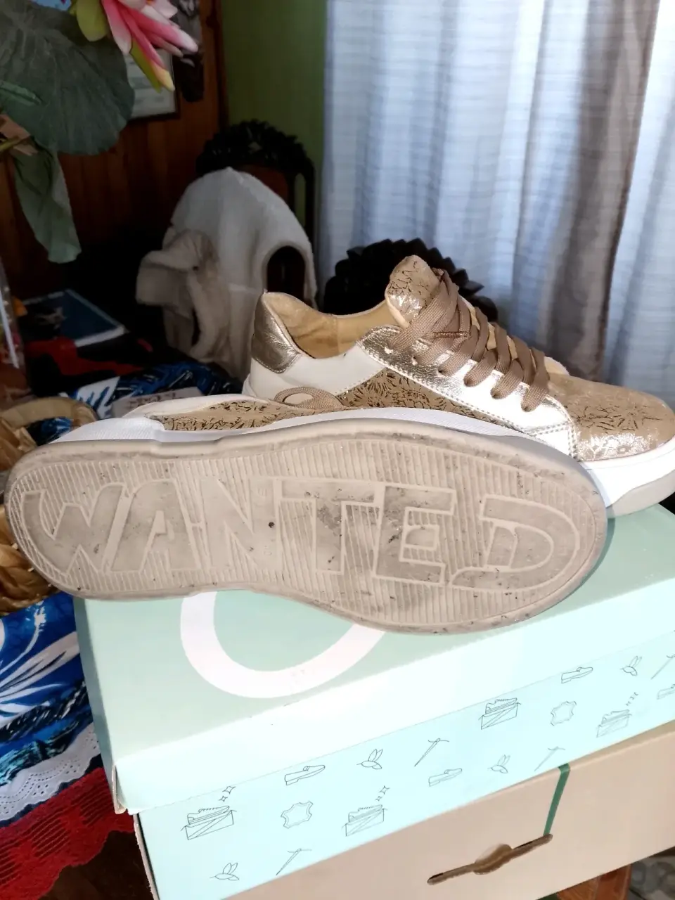 Zapatillas doradas con diseño floral - miniatura 2