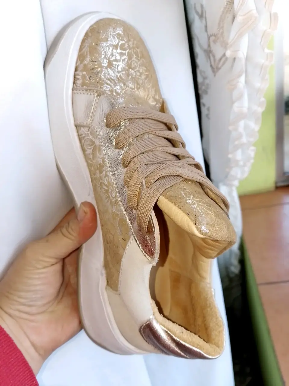 Zapatillas doradas con diseño floral - miniatura 3