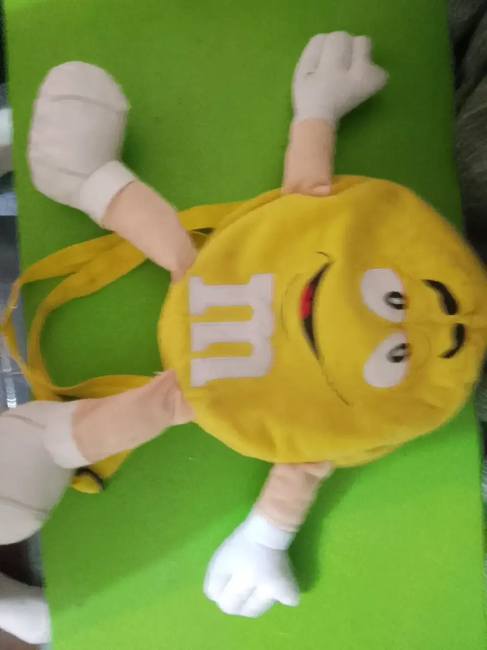 Mochila infantil M&M amarilla - miniatura 1