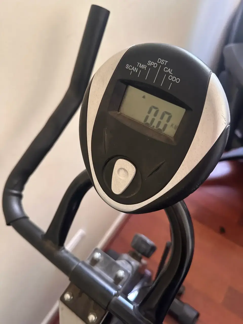 Bicicleta estática con monitor - miniatura 3