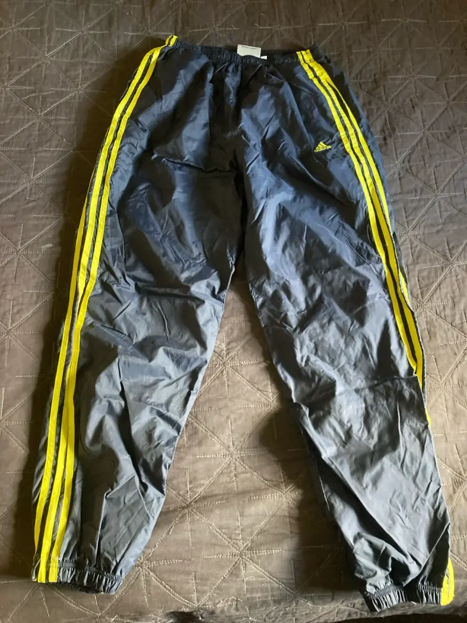 Buzo Adidas azul marino franjas amarillas talla L - miniatura 1