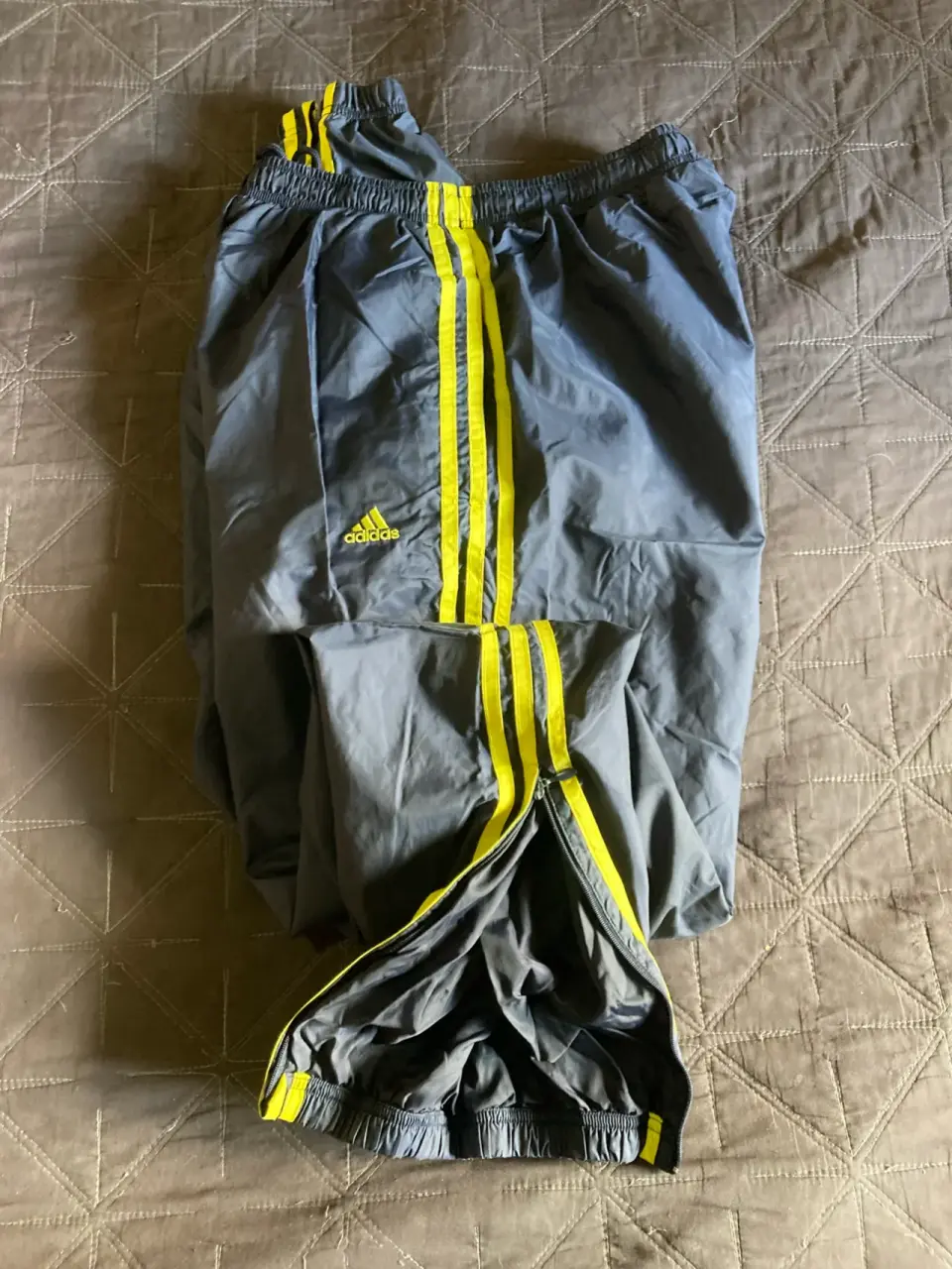 Buzo Adidas azul marino franjas amarillas talla L - miniatura 2