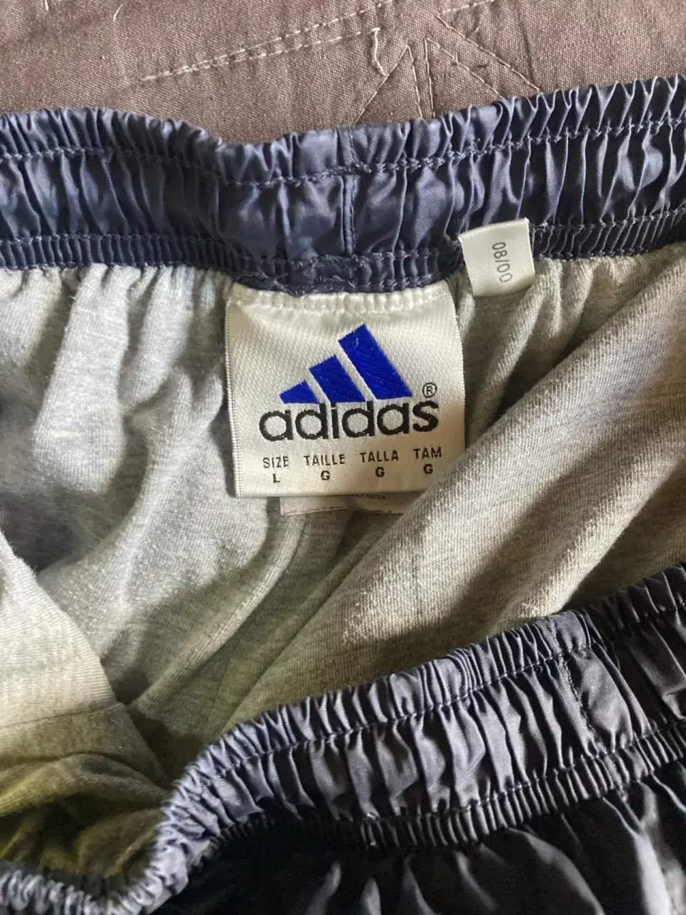 Buzo Adidas azul marino franjas amarillas talla L - miniatura 3