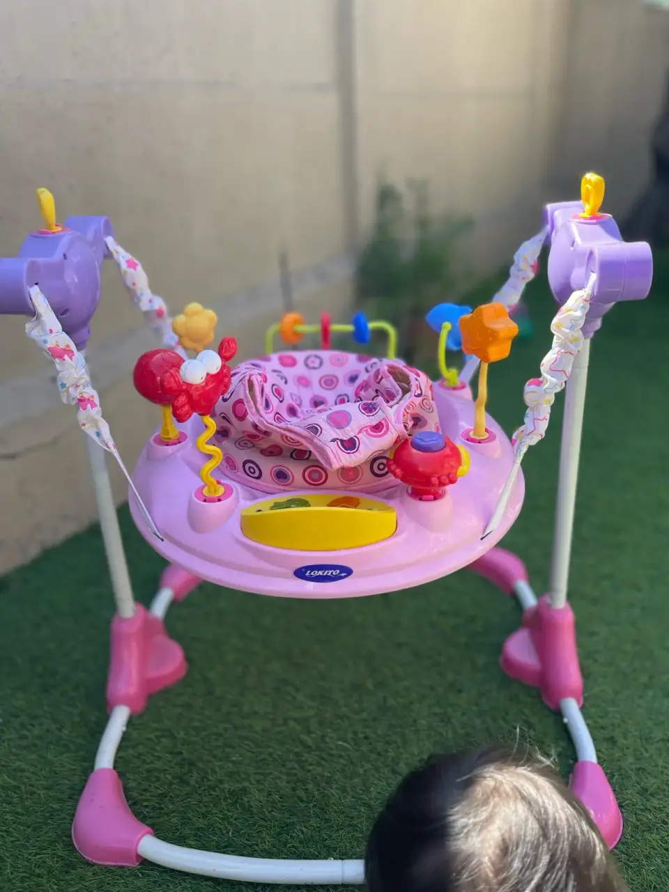 Andador de bebé rosa con juguetes - miniatura 2