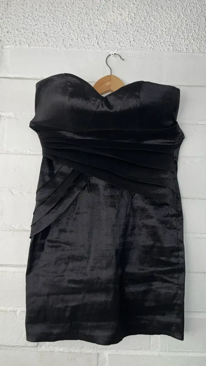 Vestido negro sin tirantes - miniatura 4