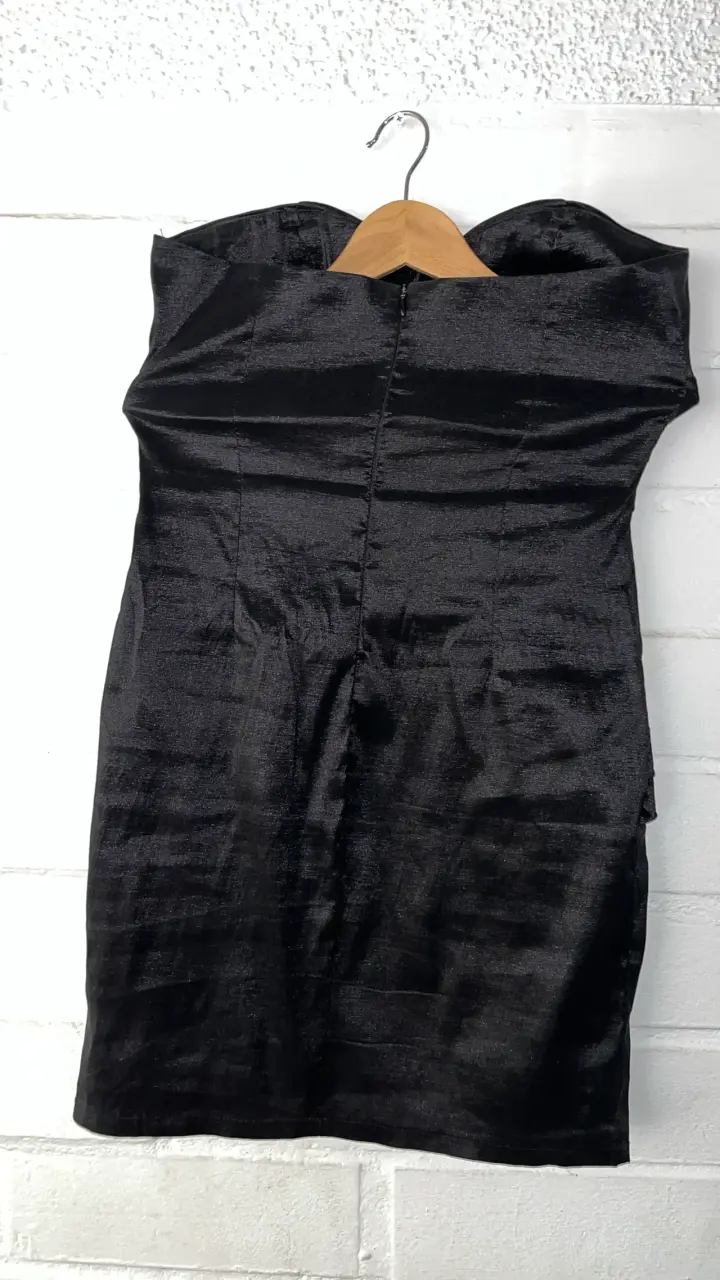 Vestido negro sin tirantes - miniatura 5