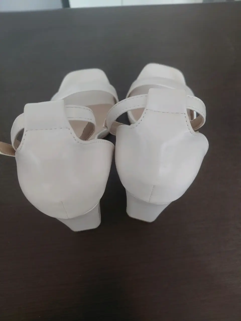 Sandalias blancas con tacón - miniatura 2
