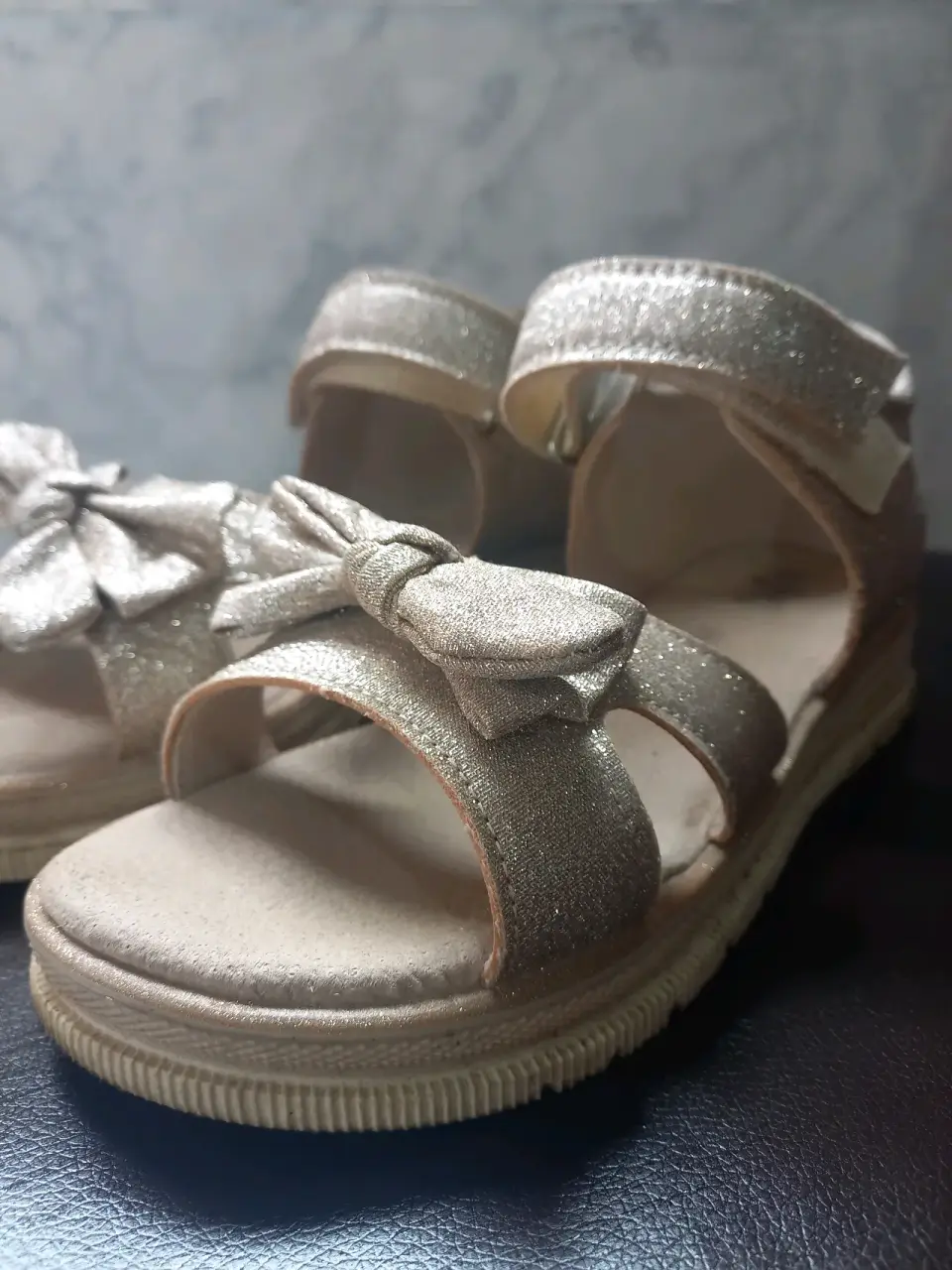 Sandalias doradas para niñas - miniatura 2