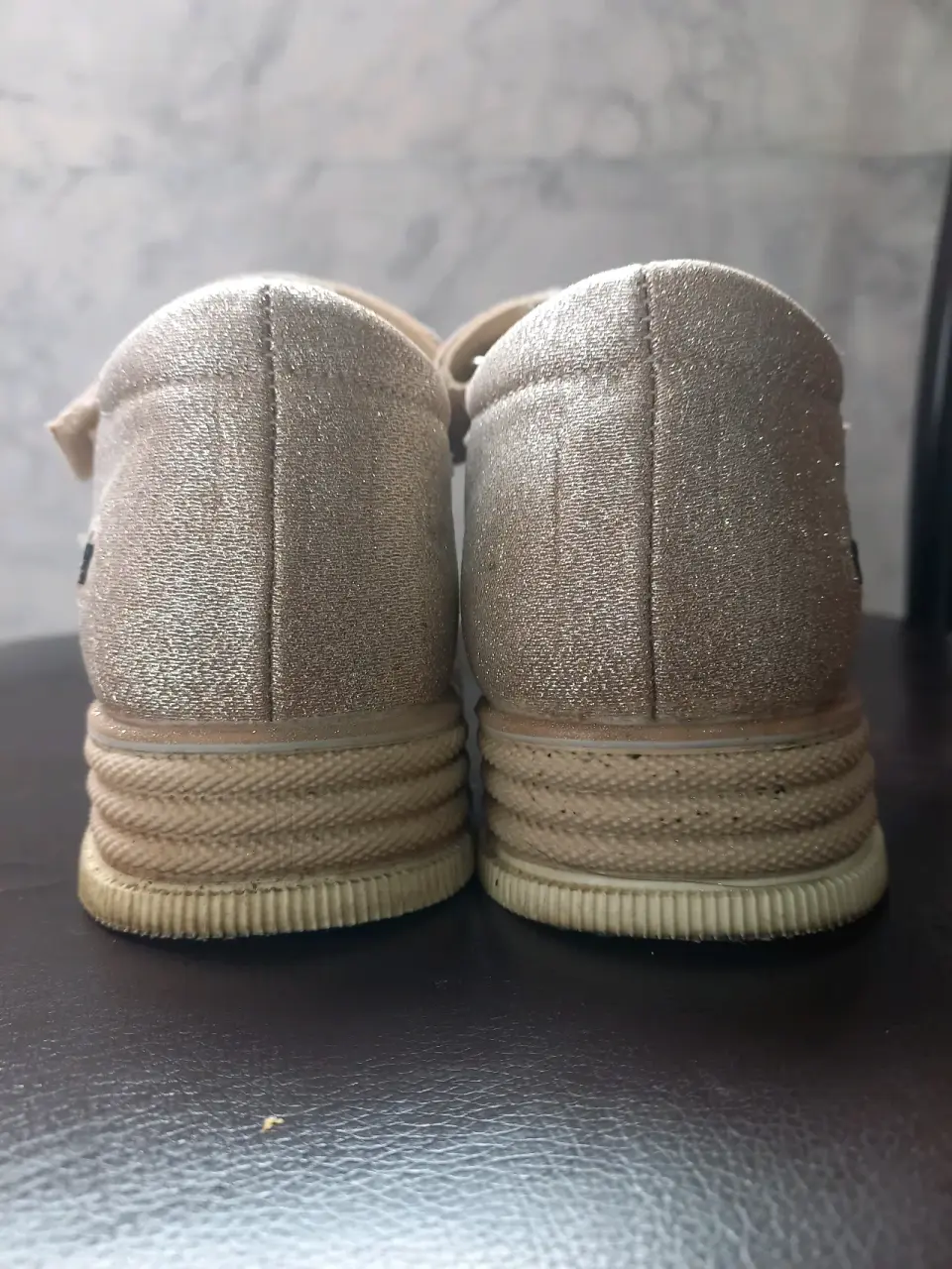 Sandalias doradas para niñas - miniatura 4
