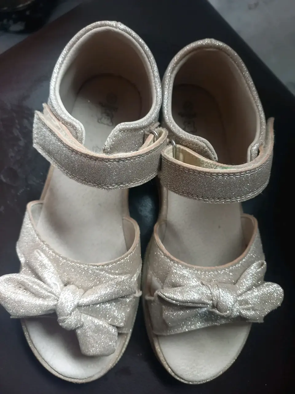 Sandalias doradas para niñas - miniatura 5