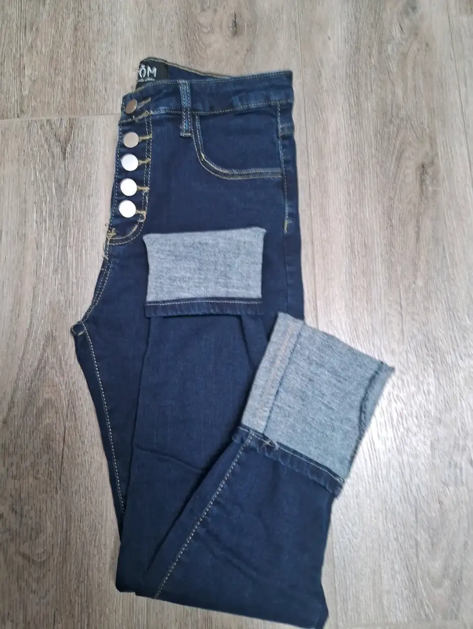 Jeans azul oscuros con botones - miniatura 2