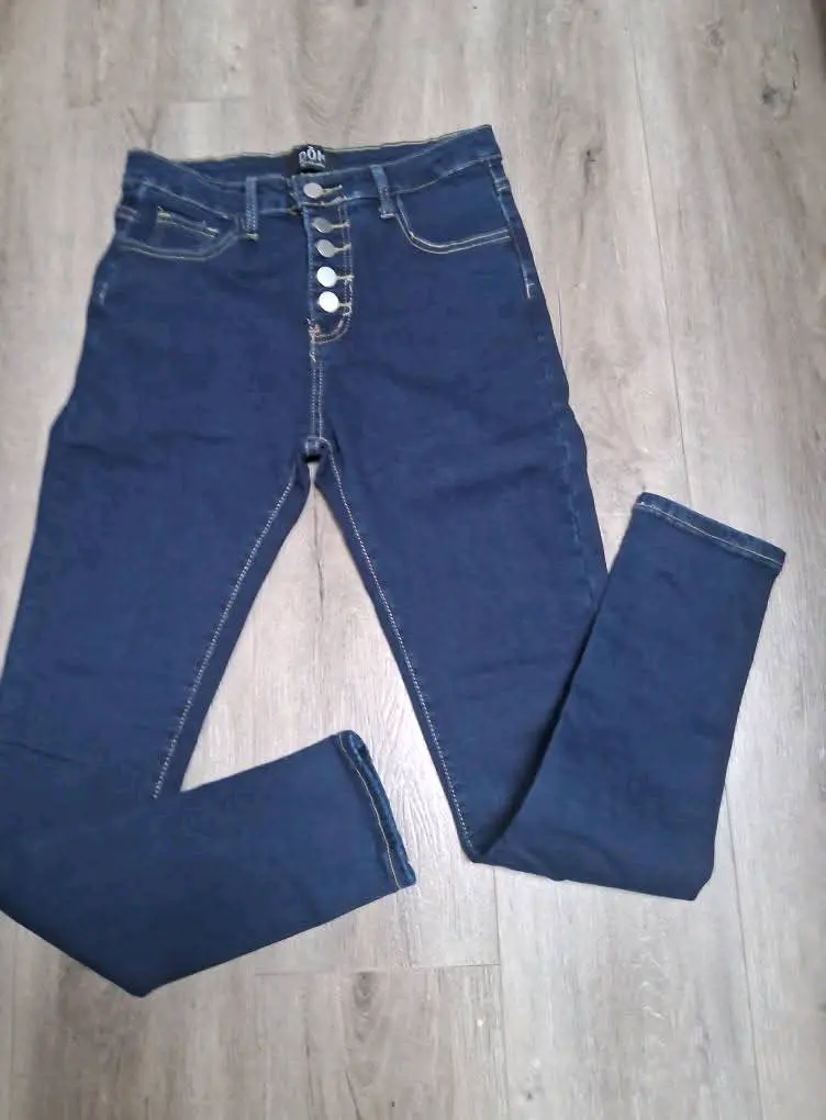 Jeans azul oscuros con botones - miniatura 3