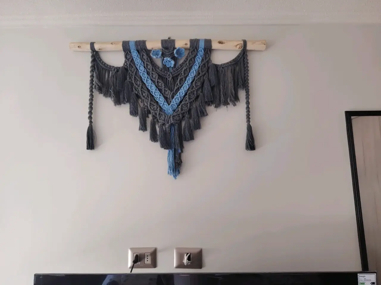 Tapiz de macramé azul y gris - miniatura 1