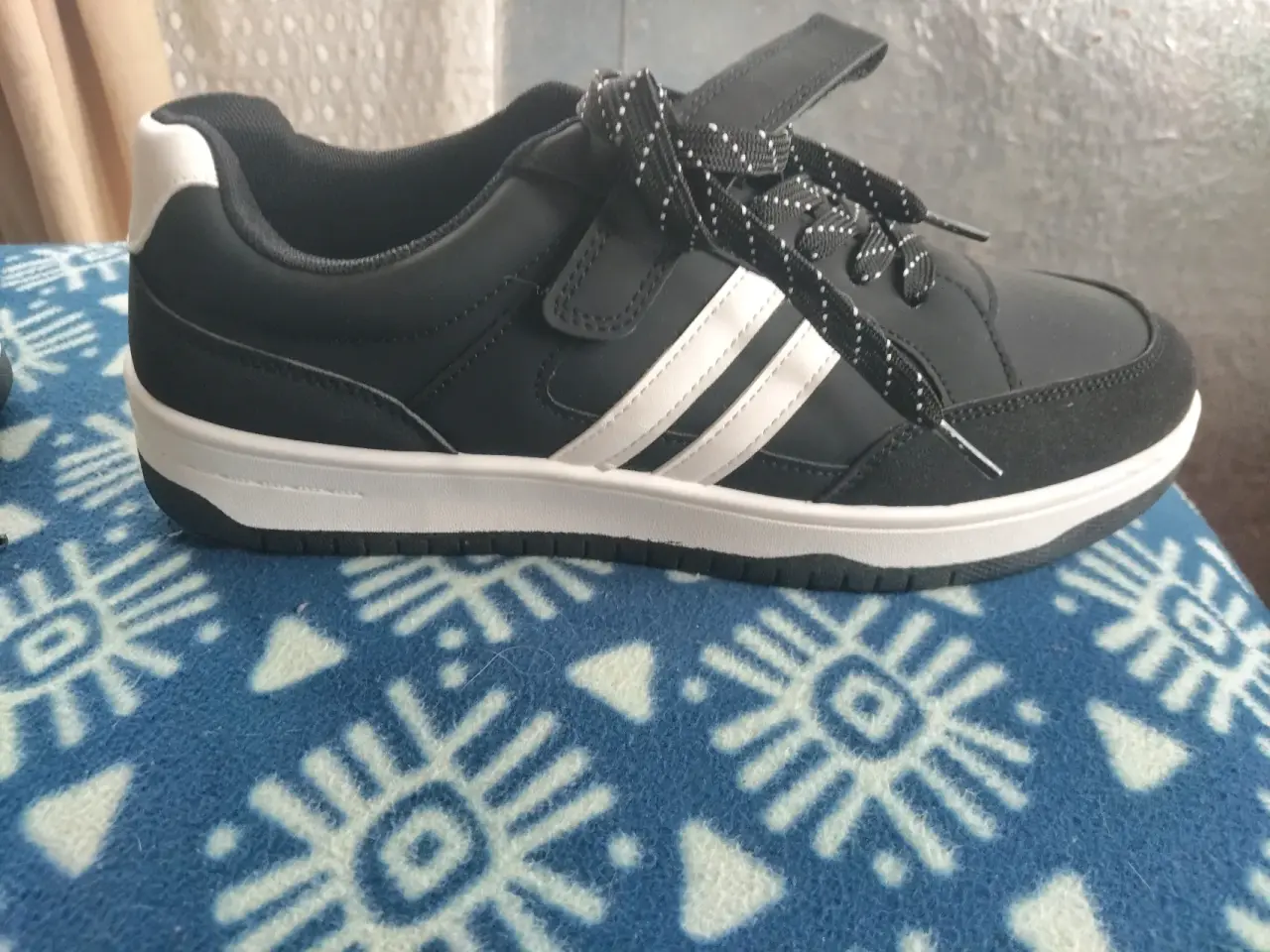 Zapatillas negras con detalles blancos - miniatura 2