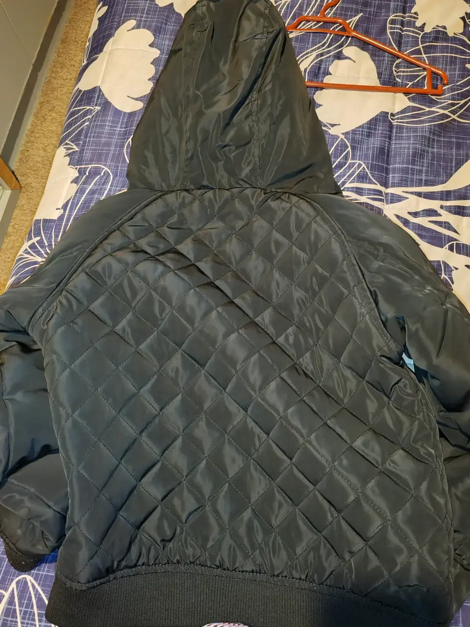 Chaqueta acolchada negra con capucha - miniatura 1
