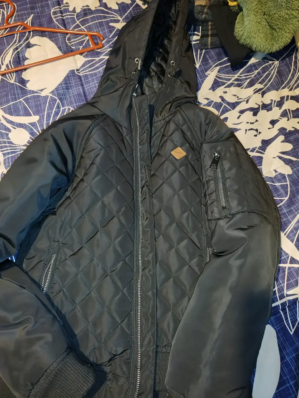 Chaqueta acolchada negra con capucha - miniatura 2