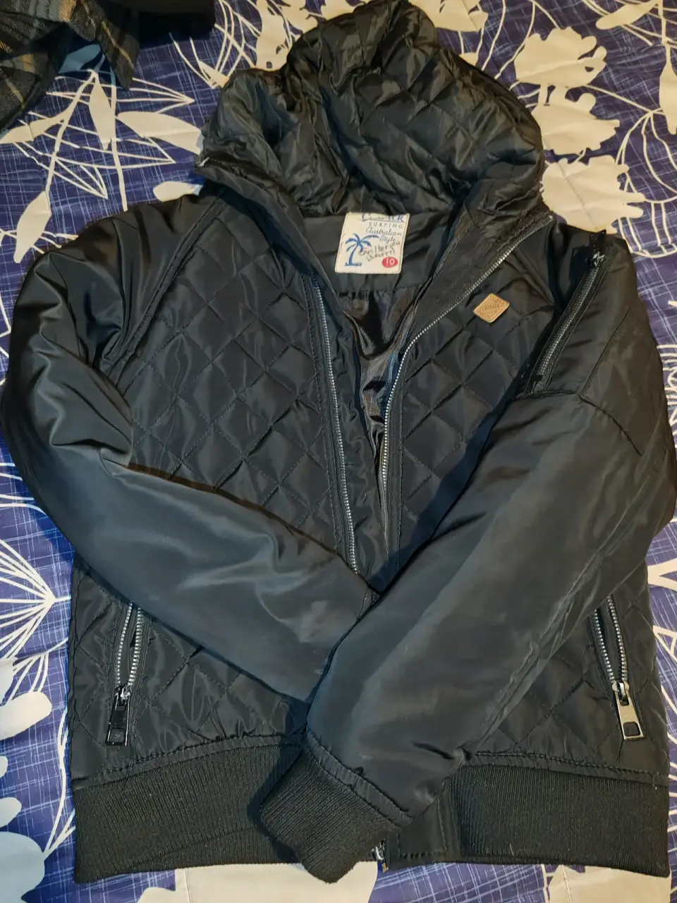 Chaqueta acolchada negra con capucha - miniatura 3