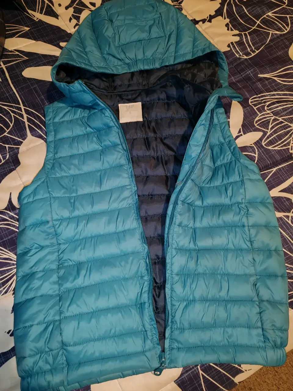 Chaqueta acolchada negra con capucha - miniatura 6