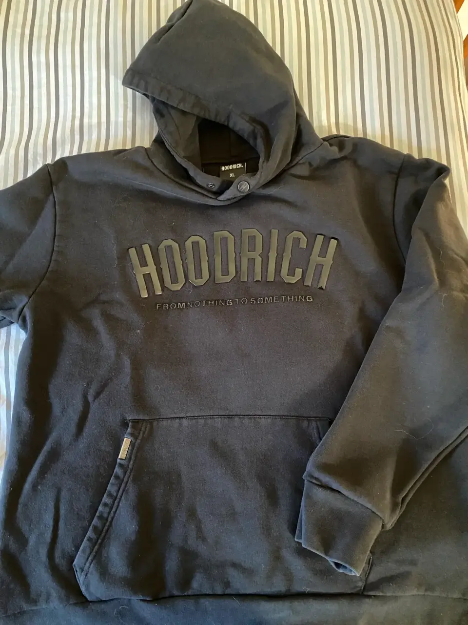 Polerón negro Hoodrich con capucha - miniatura 1