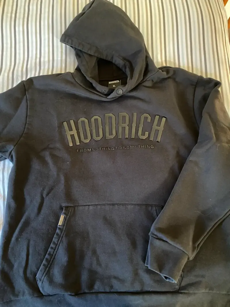 Polerón negro Hoodrich con capucha
