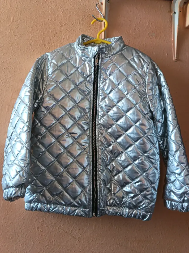 Chaqueta acolchada plateada