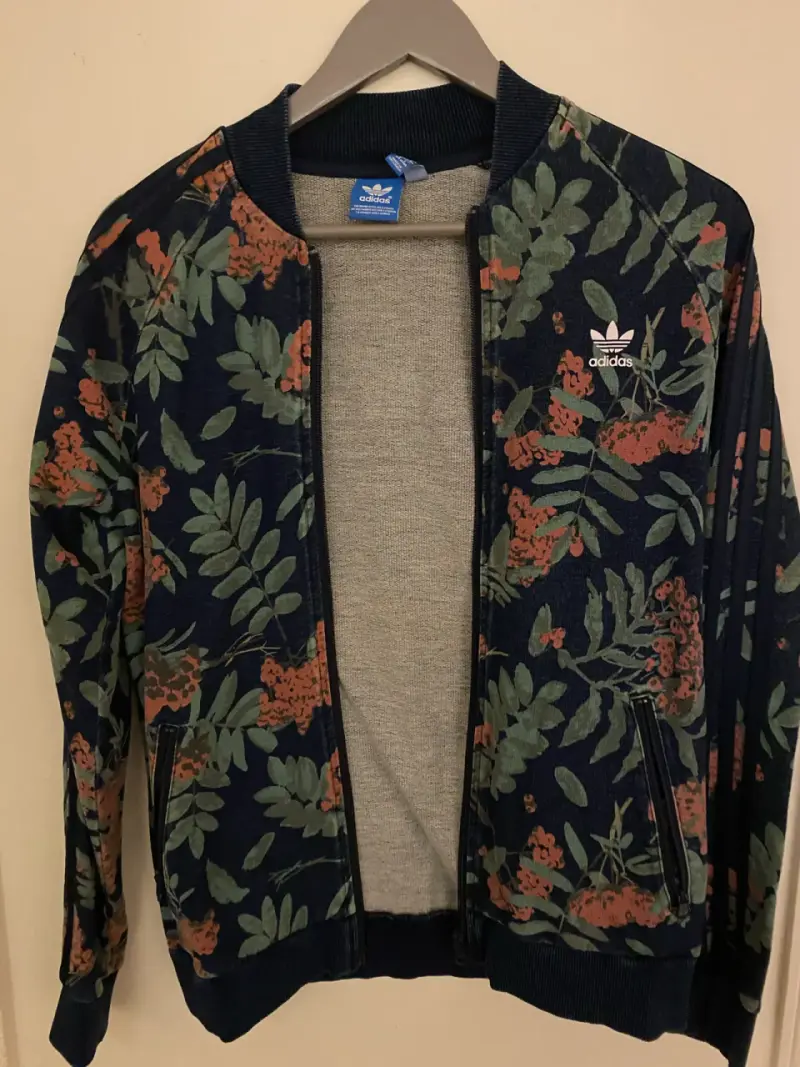 Chaqueta Adidas estampada floral