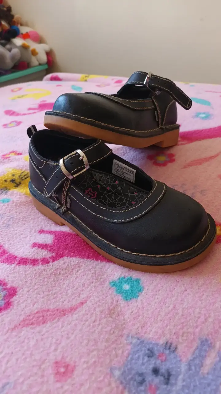 Zapatos negros escolares de cuero para niña. - miniatura 1