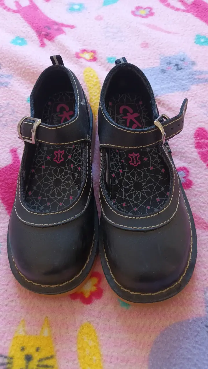 Zapatos negros escolares de cuero para niña. - miniatura 2