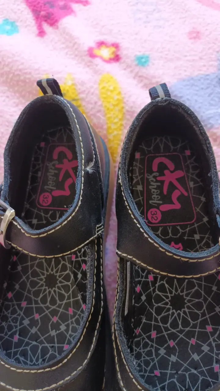 Zapatos negros escolares de cuero para niña. - miniatura 3