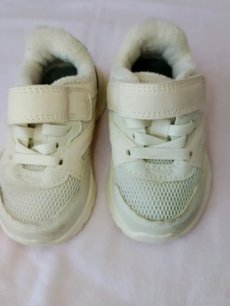 Zapatillas de bebé blancas