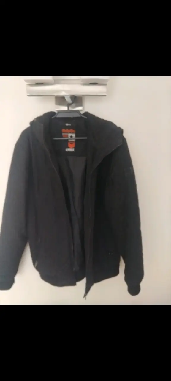 Chaqueta negra con capucha - miniatura 1