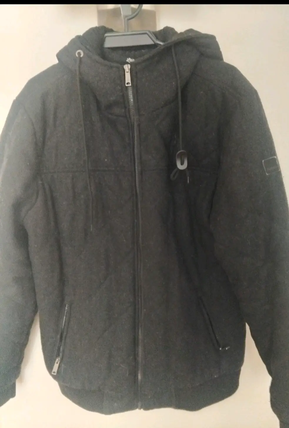 Chaqueta negra con capucha - miniatura 2