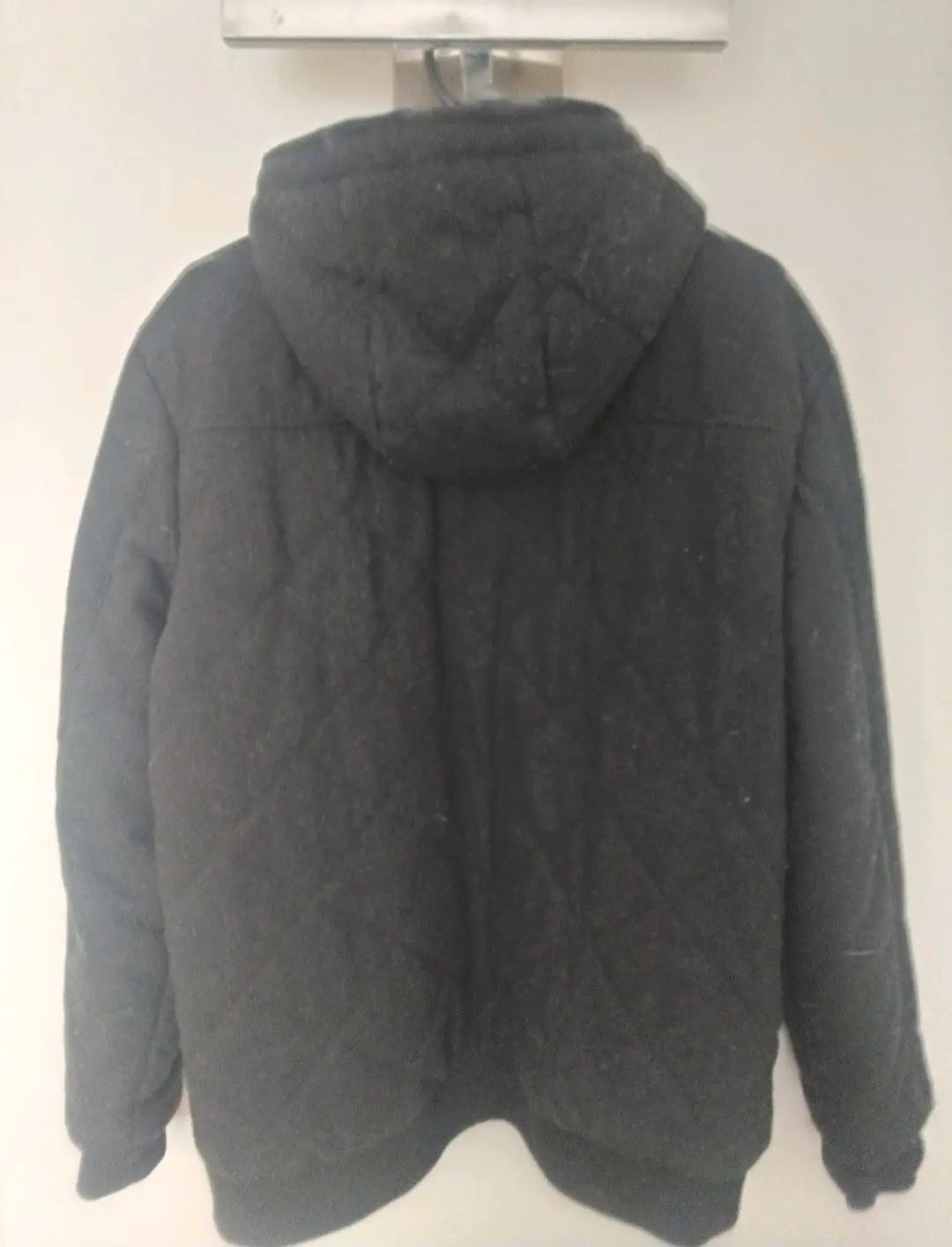 Chaqueta negra con capucha - miniatura 3