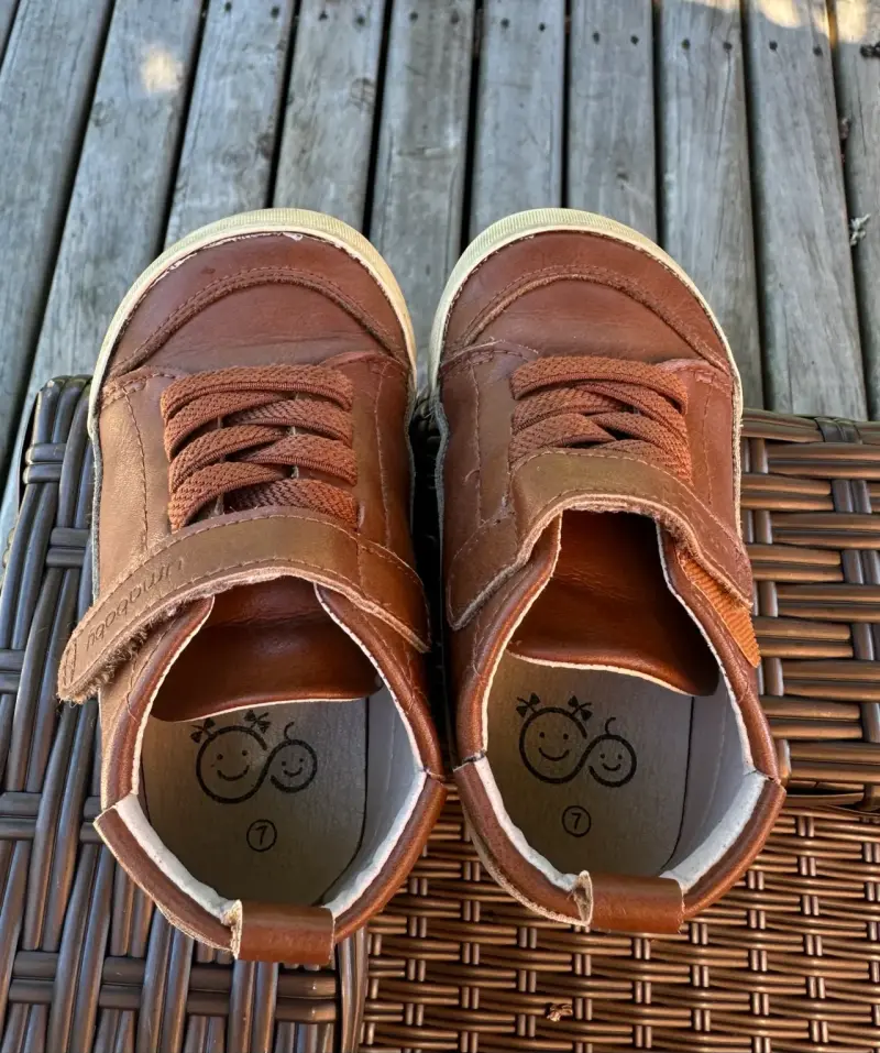 Zapatos de cuero marrón para niño
