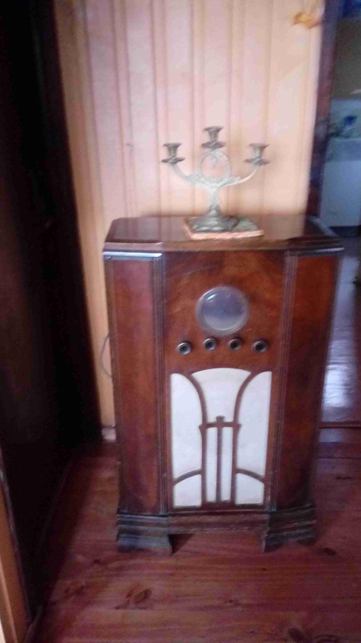 Radio antigua de pie - 1