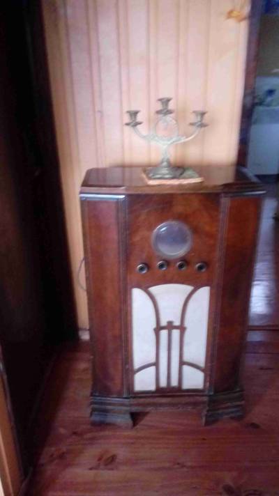 Radio antigua de pie - miniatura 1