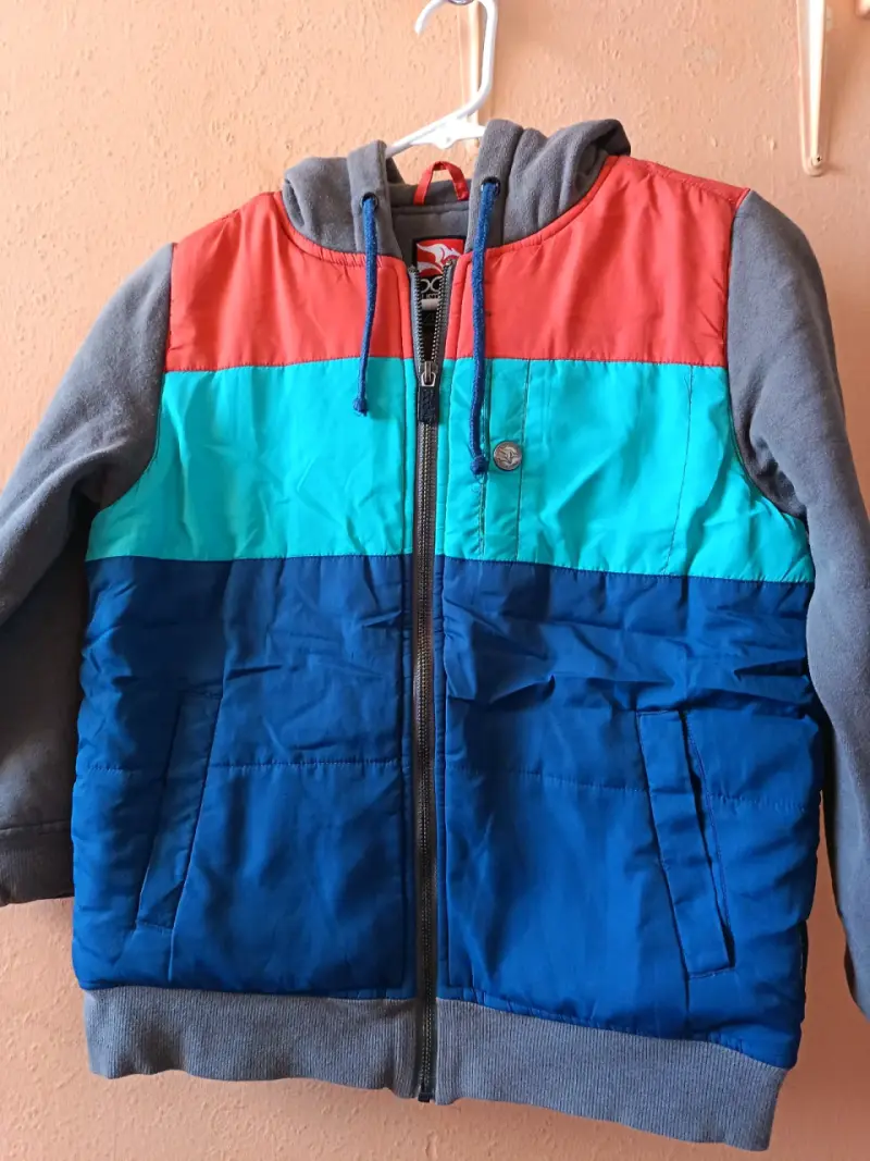 Chaqueta con capucha multicolor