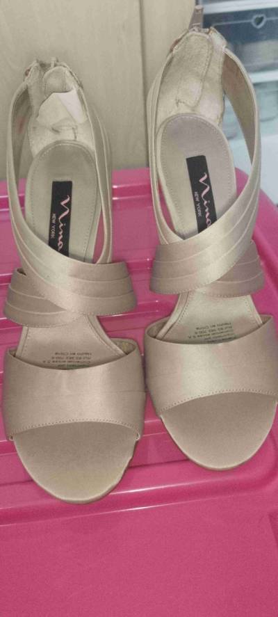 Sandalias beige con tiras - miniatura 1